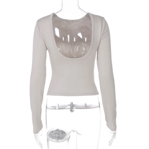 Dettaglio del design con schiena scoperta su una maglia beige slim fit a maniche lunghe