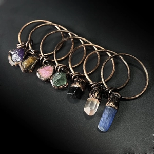 Set di ciondoli vintage in bronzo con ametista naturale fluorite e cristalli grezzi