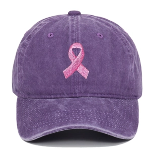 Détail de la broderie ruban rose sur casquette de baseball en coton délavé violet
