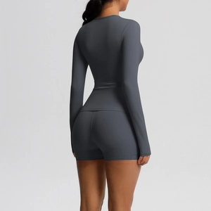 Détail d'un ensemble de sport gris montrant le dos du haut à manches longues et du short