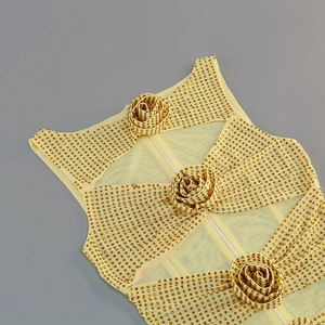 Détail de robe jaune à paillettes avec fleurs 3D et fermeture éclair invisible