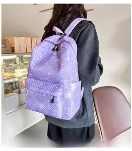 Primer plano de la mochila acolchada lavanda con estampados de corazones en un café