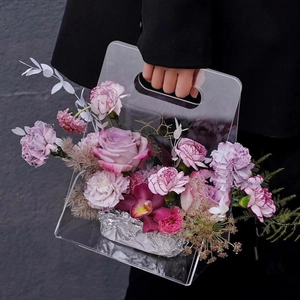 Détail d'une boîte à fleurs triangulaire en acrylique avec roses et orchidées