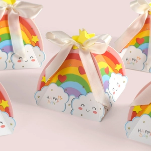 Boîte cadeau bonbons arc-en-ciel avec nuages colorés et élégant nœud en ruban crème