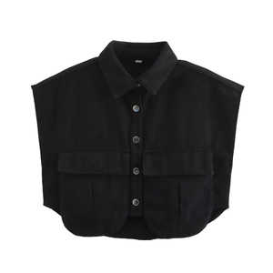 Détail de gilet en denim noir avec deux poches à rabat et fermeture à boutons métal