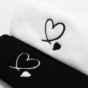 Bonnet en tricot minimaliste avec broderie cœur élégante en noir et blanc classique