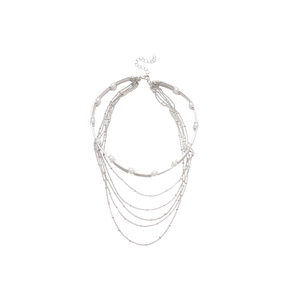 Collier multi-rangs argenté élégant avec perles blanches et billes en métal sur fond blanc
