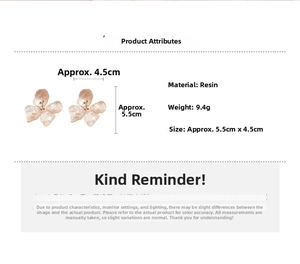 Detailed size chart for pink resin flower earrings, weight 9.4g, size 5.5cm x 4.5cm
