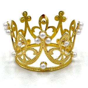 Vista dettagliata di una corona da principessa dorata con eleganti perle bianche e motivi