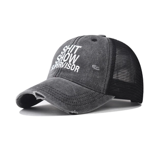 Vintage Trucker Cap aus Baumwolle mit Shit Show Supervisor Print und Netzrücken