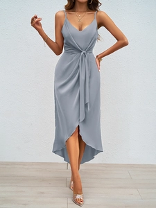 Détail de la robe nuisette bleu gris avec nœud à la taille et ourlet irrégulier