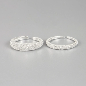 Minimalistisches S925 Sterling Silber Ring-Set mit funkelnder Sandstruktur-Oberfläche