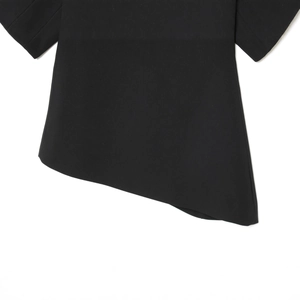 Haut noir à col rond pour femme avec manches bouffantes et ourlet asymétrique chic