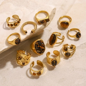 Vintage-Ring-Set aus Edelstahl mit Tigerauge in Gold-Optik auf Stein-Deko