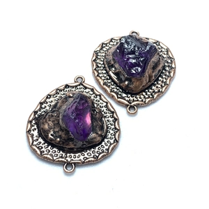 Detailopname van vintage amethist connectoren met ruwe kristallen en bronzen frames