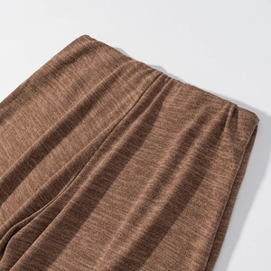 Detailansicht der braunen gerippten Strickstoffstruktur für lässiges ärmelloses Set