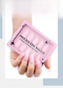 Dettaglio di unghie finte a mandorla perlescenti in rosa gelatina con la confezione