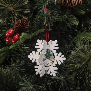 Gros plan d'un flocon de neige en bois 3D avec cloches suspendu sur un sapin de Noël