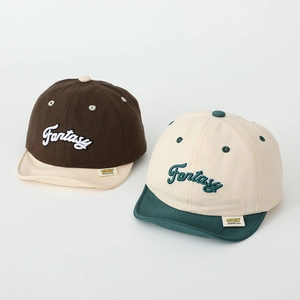 Détail de deux casquettes de baseball en coton à bord souple avec broderie pour bébés
