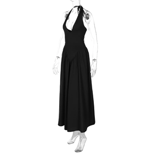 Detail eines schwarzen Neckholder-Kleides mit tiefem V-Ausschnitt und offenem Rücken