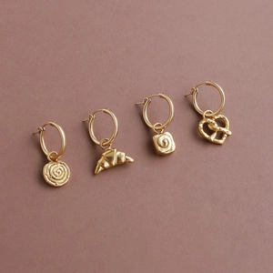 Set di orecchini a cerchio dorati vintage con ciondoli a forma di croissant e pretzel