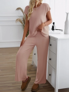 Detailansicht des rosa Stricksets mit kurzärmeligem Oberteil und weit geschnittener Hose