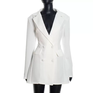 Détail d'une robe blazer blanche à double boutonnage avec poches à rabat élégantes sur mannequin