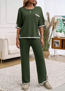 Vue détaillée de l'ensemble tricot vert armée avec liseré blanc et pantalon fendu sur le côté