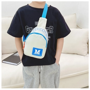 Détail d'un sac à bandoulière en nylon blanc cassé et bleu pour enfants avec lettrage Sports