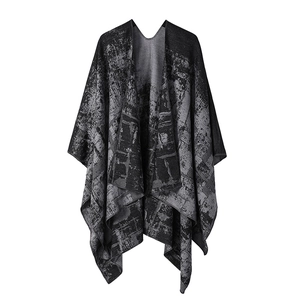 Eleganter schwarz-grauer Strickponcho mit abstraktem Muster und asymmetrischer Form