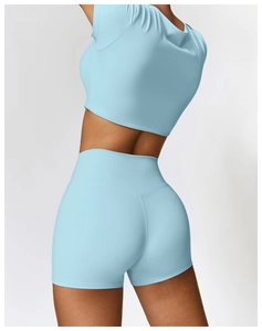 Détails de l'ensemble de yoga bleu clair avec haut court ajusté et short de sport taille haute