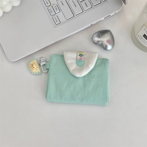 Porte-cartes vert menthe avec rabat en peluche blanche et charme d'ours