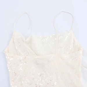 Détail des paillettes sur la robe caraco ivoire montrant la texture fine
