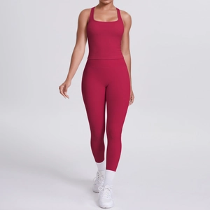 Détail d'ensemble de yoga bordeaux deux pièces avec haut dos nageur et legging taille haute