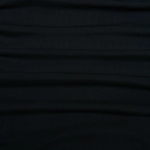 Gros plan sur la texture du tissu froncé noir de cette robe moulante sexy à manches longues