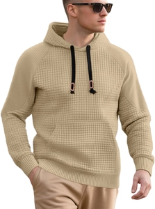 Detail von khakifarbenem Waffelstrickstoff an Herren-Hoodie mit schwarzen Kordelzügen