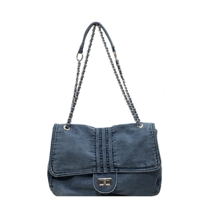 Sac fourre-tout rétro en denim lavé avec bandoulière chaîne et fermoir pivotant