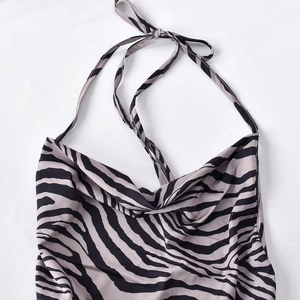 Detail aus leichtem Stoff mit schwarz-weißem Zebramuster am Neckholder-Kleid