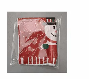 Détail des housses de chaise de Noël à motif bonhomme de neige sous emballage plastique