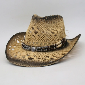 Klassischer Cowboyhut aus Stroh mit Perlenband und braunem Farbverlauf am Rand auf weißem Grund