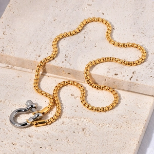 Collier minimaliste en acier inoxydable plaqué or 18k avec fermoir fer à cheval argent