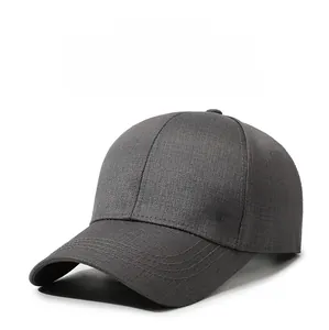 Détail du logo métallique YS et des coutures de précision sur la casquette grise