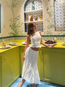 Gilet Sans Manches En Dentelle Crochet Blanc Et Jupe Midi Évidée Mode De Vacances Bohème Femmes