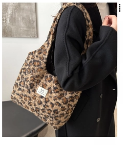 Detailaufnahme der Plüsch-Tragetasche mit Leopardenmuster und hochwertigem Webpelz-Gefühl