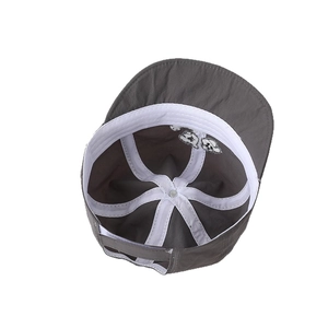Cappellino da sole traspirante per neonati con ricamo cucciolo e cinturino regolabile
