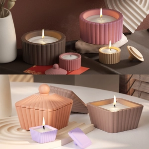 Coupes à bougies géométriques cannelées avec couvercles aux tons Morandi doux