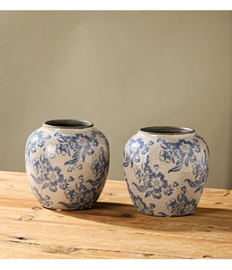 Detail von Vintage-Keramikvasen mit blauen Blumenmustern und Eis-Riss-Glasurtextur