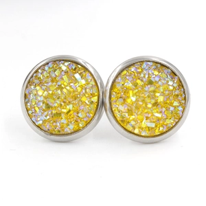 Détail de boucles d'oreilles 12mm en acier titane avec cristaux de résine jaune brillant