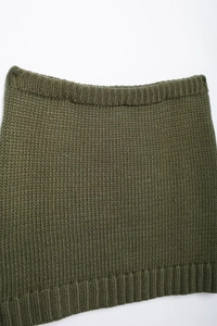 Dettaglio della trama in maglia verde oliva e del bordo a coste sulla maglia in viscosa