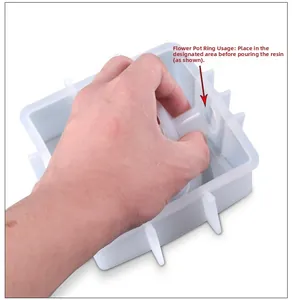Moule en silicone translucide pour vase en résine époxy avec renforts de structure détaillés